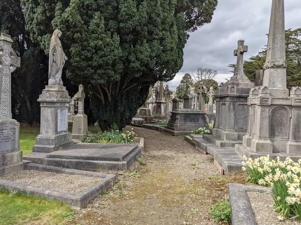 Glasnevin Mezarlığı, İrlanda 'nın en büyük mezarlığı.