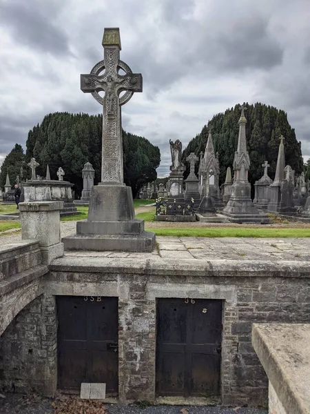Glasnevin Mezarlığı, İrlanda 'nın en büyük mezarlığı.