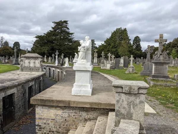 Glasnevin Mezarlığı, İrlanda 'nın en büyük mezarlığı.