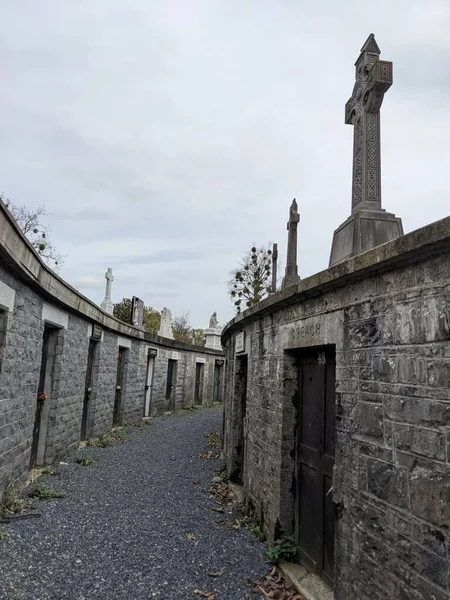 Glasnevin Mezarlığı, İrlanda 'nın en büyük mezarlığı.