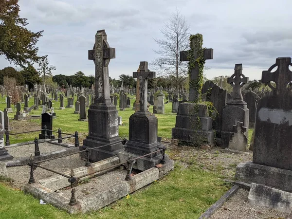 Glasnevin Mezarlığı, İrlanda 'nın en büyük mezarlığı.