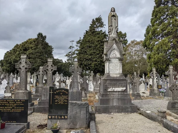 Glasnevin Mezarlığı, İrlanda 'nın en büyük mezarlığı.