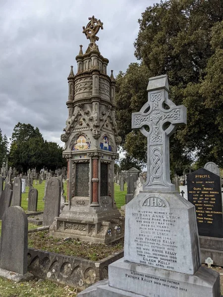 Glasnevin Mezarlığı, İrlanda 'nın en büyük mezarlığı.