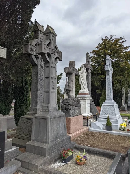 Glasnevin Mezarlığı, İrlanda 'nın en büyük mezarlığı.