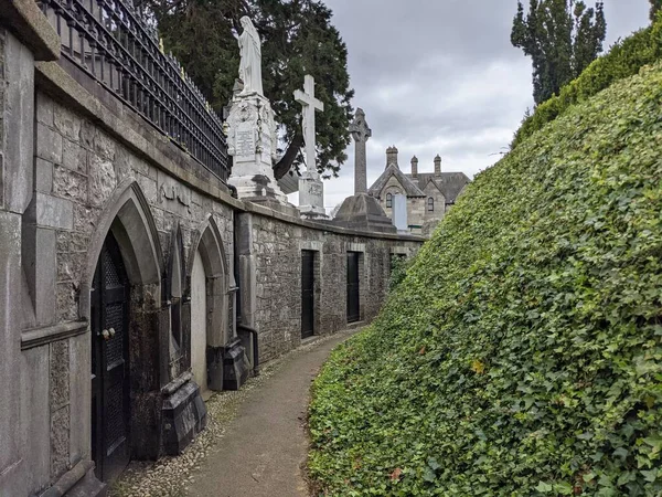 Glasnevin Mezarlığı, İrlanda 'nın en büyük mezarlığı.