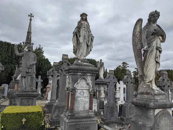Glasnevin Mezarlığı, İrlanda 'nın en büyük mezarlığı.