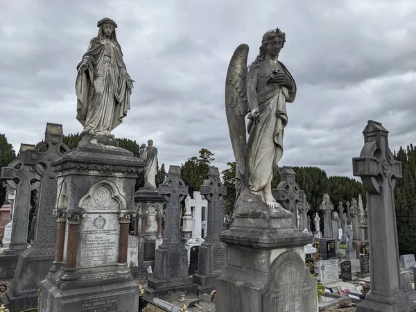 Glasnevin Mezarlığı, İrlanda 'nın en büyük mezarlığı.