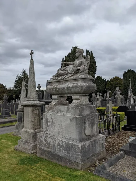 Glasnevin Mezarlığı, İrlanda 'nın en büyük mezarlığı.