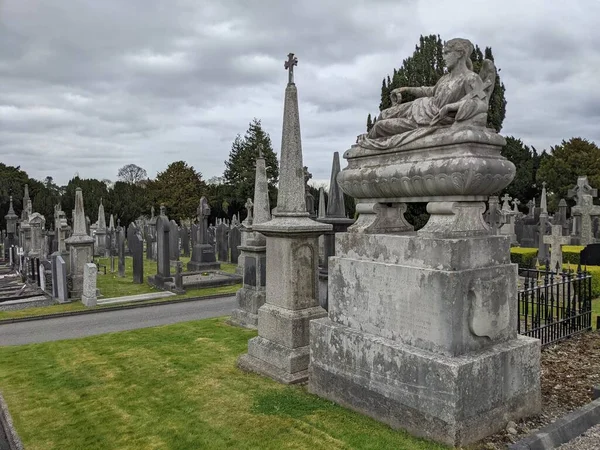 Glasnevin Mezarlığı, İrlanda 'nın en büyük mezarlığı.