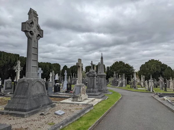 Glasnevin Mezarlığı, İrlanda 'nın en büyük mezarlığı.