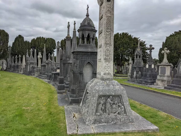 Glasnevin Mezarlığı, İrlanda 'nın en büyük mezarlığı.