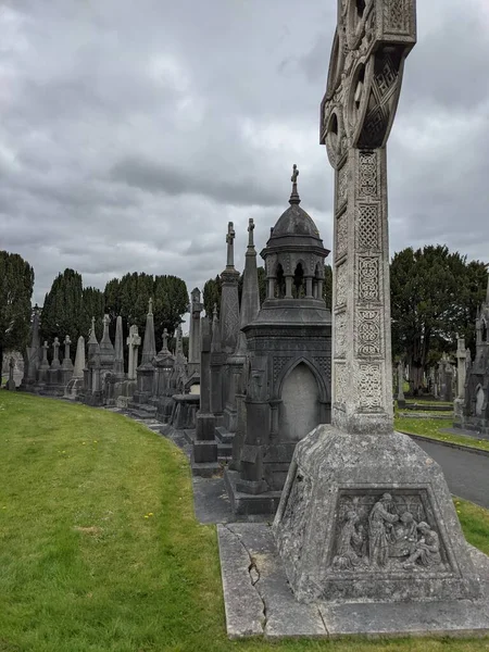Glasnevin Mezarlığı, İrlanda 'nın en büyük mezarlığı.