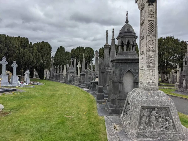 Glasnevin Mezarlığı, İrlanda 'nın en büyük mezarlığı.