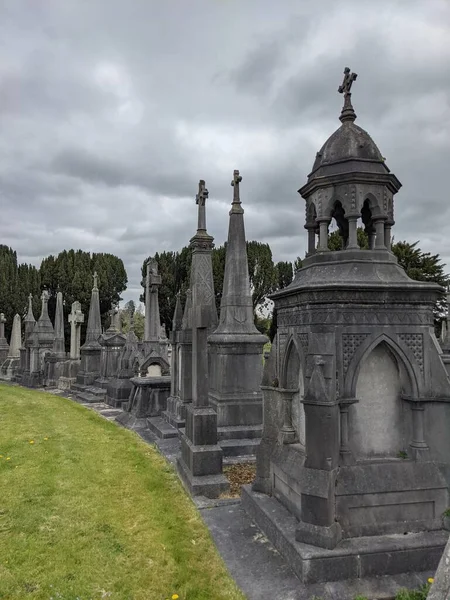Glasnevin Mezarlığı, İrlanda 'nın en büyük mezarlığı.