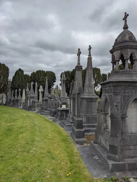 Glasnevin Mezarlığı, İrlanda 'nın en büyük mezarlığı.