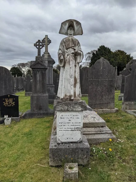 Glasnevin Mezarlığı, İrlanda 'nın en büyük mezarlığı.