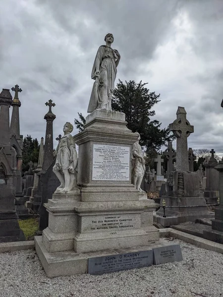 Glasnevin Mezarlığı, İrlanda 'nın en büyük mezarlığı.
