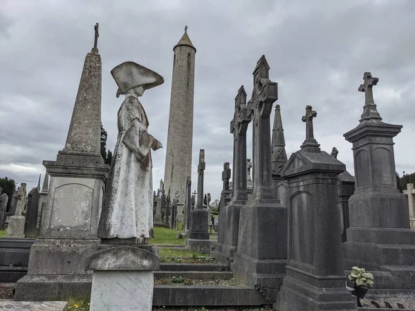 Glasnevin Mezarlığı, İrlanda 'nın en büyük mezarlığı.