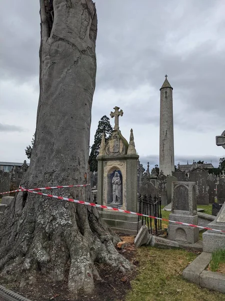 Glasnevin Mezarlığı, İrlanda 'nın en büyük mezarlığı.