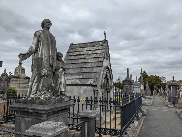 Glasnevin Mezarlığı, İrlanda 'nın en büyük mezarlığı.
