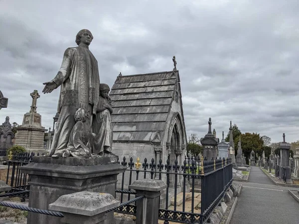 Glasnevin Mezarlığı, İrlanda 'nın en büyük mezarlığı.