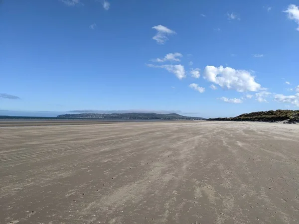 Deniz kıyısının güzel manzarası