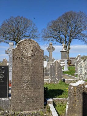 Monasterboice Mezarlığı, yüksek haçlar ve mezar taşları Louth, İrlanda