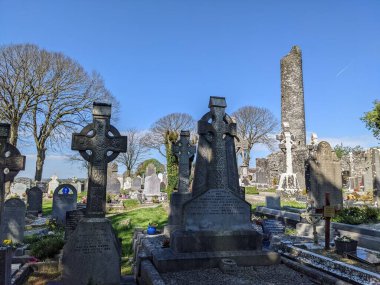 Manastır mezarlığı, yüksek haçlar ve bir kule, Louth, İrlanda