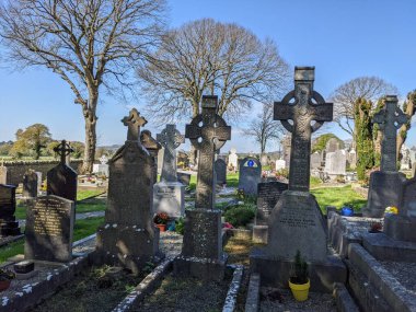 Monasterboice Mezarlığı, yüksek haçlar ve mezar taşları Louth, İrlanda