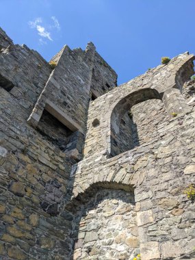 ortaçağ kalesi kalıntıları ediyor