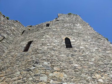 ortaçağ kalesi kalıntıları ediyor