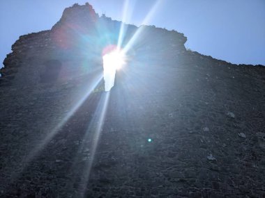 Günışığında ortaçağ şatosunun kalıntıları 