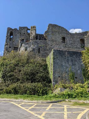 Carlingford 'daki Castle Harabeleri, Cooley Yarımadası' nda Carlingford Lough ile Slieve Foye dağları arasında yer alan bir kasabadır.