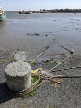 Sarmal halatlı tek bir demirleme cihazı gemiyi rıhtımda tutuyor..