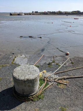 Sarmal halatlı tek bir demirleme cihazı gemiyi rıhtımda tutuyor..