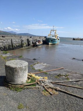 Sarmal halatlı tek bir demirleme cihazı gemiyi rıhtımda tutuyor..