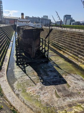 Bir gemi enkazının parçası ve SS Göçebe, dünyada kalan son Ak Yıldız Hattı gemisi. Kuzey İrlanda 'daki Titanik Müzesi yakınlarında.
