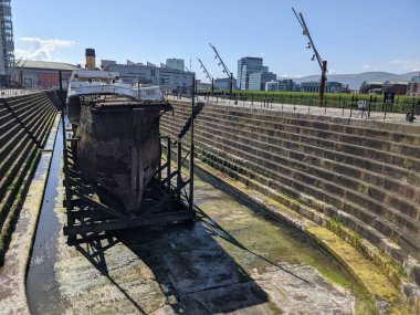 Bir gemi enkazının parçası ve SS Göçebe, dünyada kalan son Ak Yıldız Hattı gemisi. Kuzey İrlanda 'daki Titanik Müzesi yakınlarında.