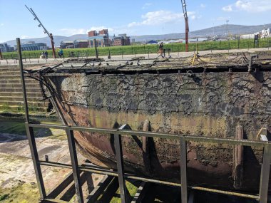 Bir gemi enkazının parçası ve SS Göçebe, dünyada kalan son Ak Yıldız Hattı gemisi. Kuzey İrlanda 'daki Titanik Müzesi yakınlarında.