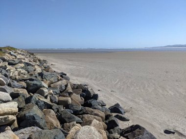 Deniz ve mavi gökyüzü manzaralı kıyı manzara