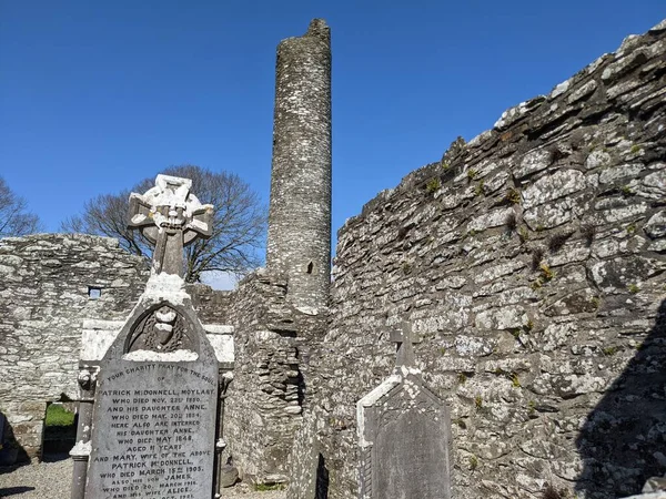 モンスターボイス墓地 高い十字架と塔 ルース アイルランド — ストック写真