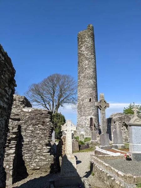 モンスターボイス墓地 高い十字架と塔 ルース アイルランド — ストック写真