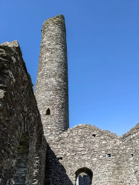 Πύργος Και Ερείπια Στο Νεκροταφείο Monasterboice Louth Ιρλανδία — Φωτογραφία Αρχείου