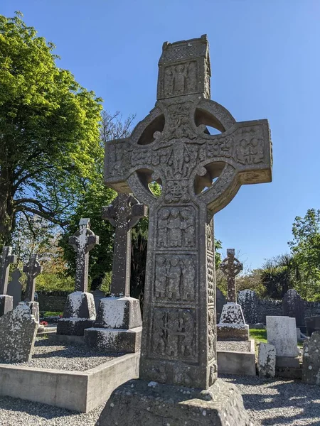 Monasterboice Mezarlığı, yüksek haçlar ve mezar taşları Louth, İrlanda
