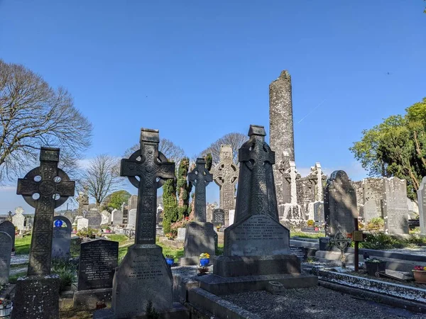 Manastır mezarlığı, yüksek haçlar ve bir kule, Louth, İrlanda