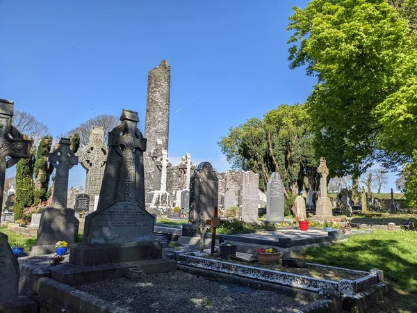 Manastır mezarlığı, yüksek haçlar ve bir kule, Louth, İrlanda