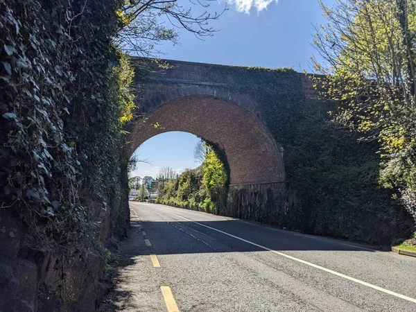 道路上の美しい古い石のトンネル — ストック写真