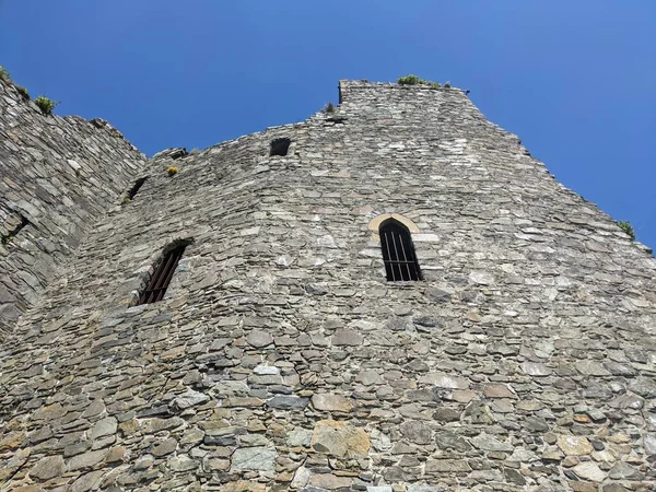 ortaçağ kalesi kalıntıları ediyor