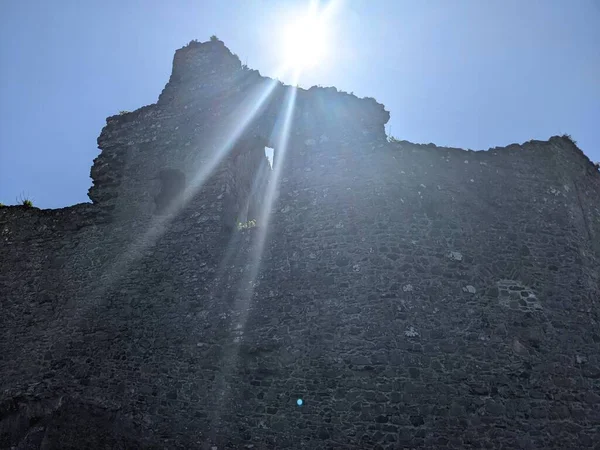 Günışığında ortaçağ şatosunun kalıntıları 