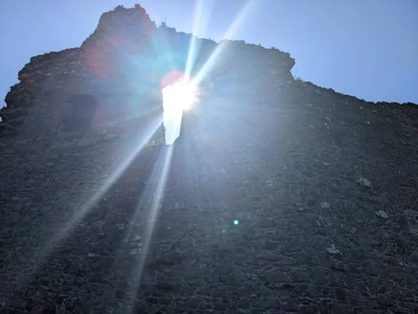 Günışığında ortaçağ şatosunun kalıntıları 